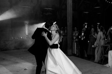 Braut und Bräutigam tanzen innig auf einer festlichen Hochzeitsfeier.